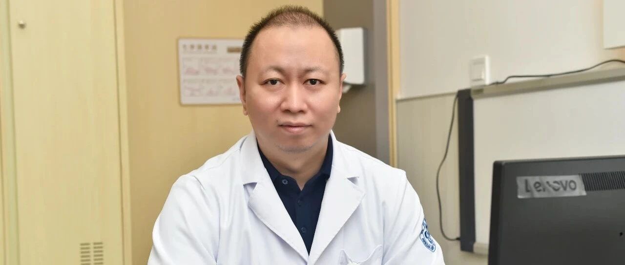 每周温水泡澡一两次，每日喝足2000毫升水。泌尿外科专家诸靖宇：我们科室医生办公桌都有个大水杯？