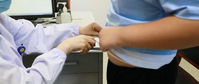 都是14岁，平均178斤！杭师大附院儿童脂肪肝联合门诊开诊首日小胖子扎堆。医生发现，这小胖墩有这些共同点！