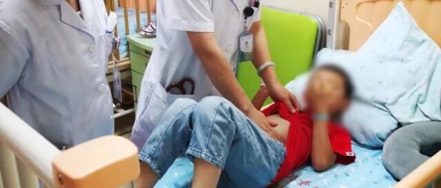 5岁小男孩反复肚子痛，竟是寄生虫感染，一查原因，是因为吃了这个东西！