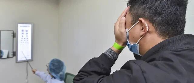 “第一次给眼睛拍了照！”这场党建义诊，医生为城市美容师守护双眼