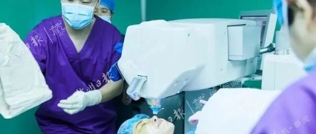 眼科医生遇上老花，会不会选择手术？从医30多年，她分享老花手术直播引500万人围观