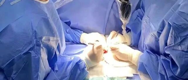 那个悔啊！爷爷往窗外看了5秒钟，孙子的拇指断了……