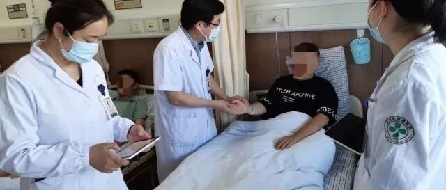 脂肪肝、代谢综合症、高尿酸血症和高脂血症……爱吃肥肉的15岁少年住院了！