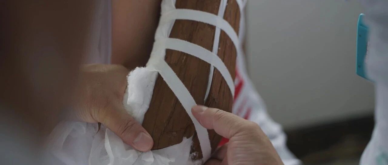 一摸、一捏、一推……一句话的时间，正骨完成了。在富阳，有一项百年骨伤技艺，让全国各地的人都慕名而来