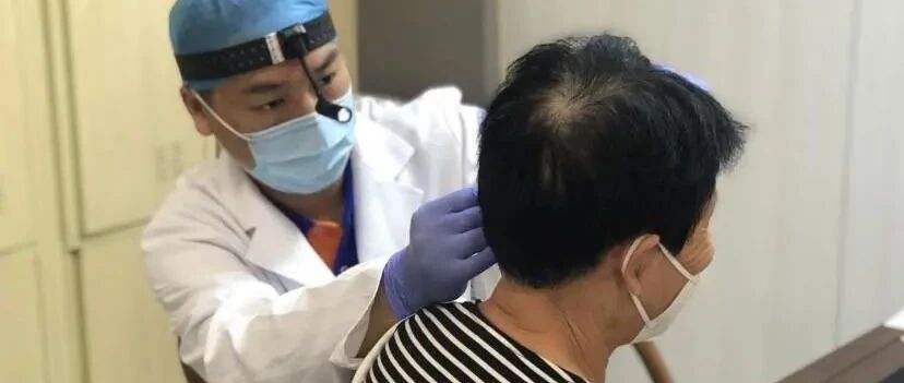 不爱喝水的72岁老奶奶，耳朵突然聋了，这到底是怎么回事？