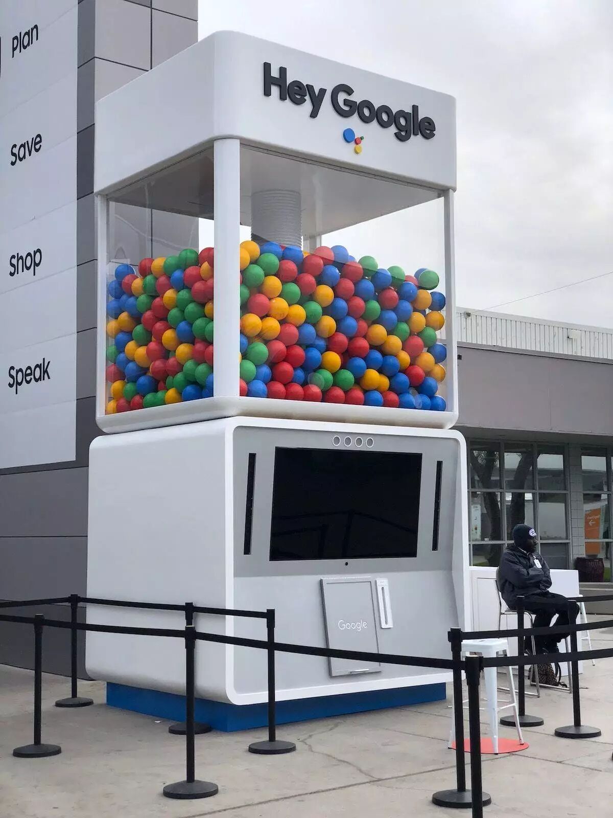 自动叠衣机、减肥头带、美妆魔镜，全球最厉害的生活“黑科技”都在这里！