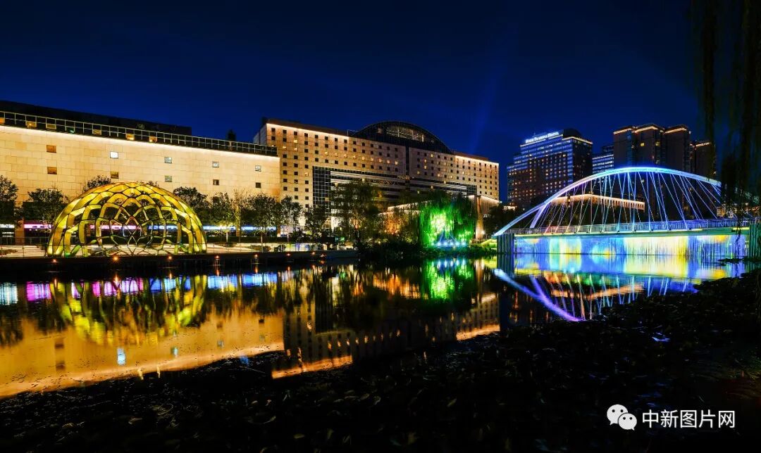 《亮马水岸夜色美》&nbsp;司宁/摄