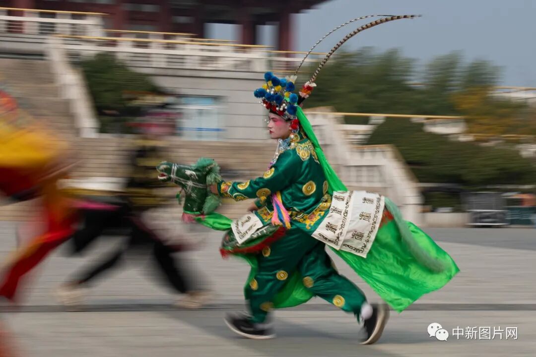 《大运河边跑竹马》组图(部分展示)&nbsp;&nbsp;&nbsp;赵文武/摄