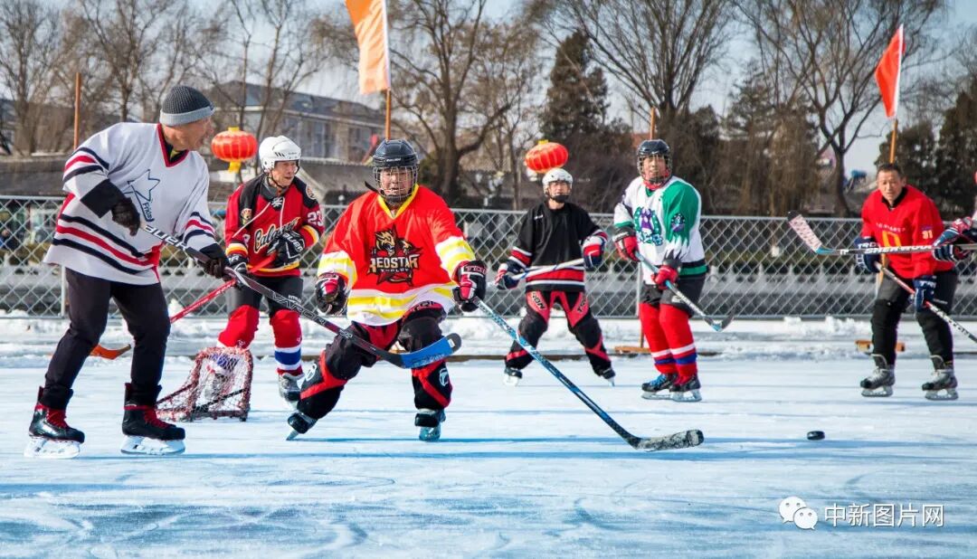 《热闹的滑冰场》组图&nbsp;&nbsp; &nbsp;陈风檩/摄