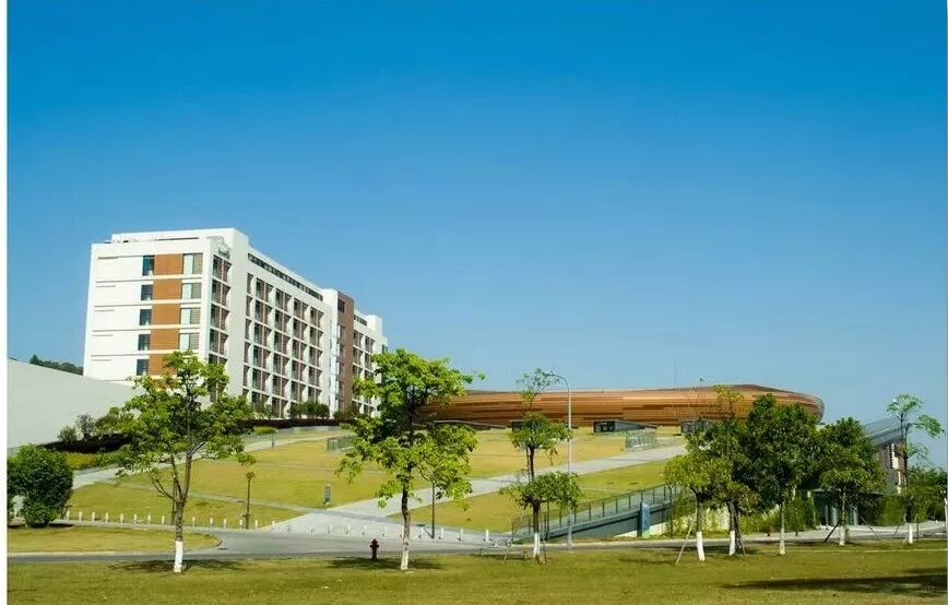 ���޵�һ���㶫10����У������޴�ѧ��̫�����ˣ�