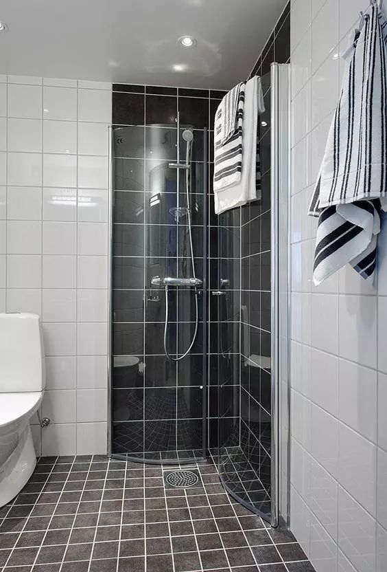 传统淋浴房已过时，这种，再小的卫生间都可以装，绝了，还能折叠不占地-谷哥装修网