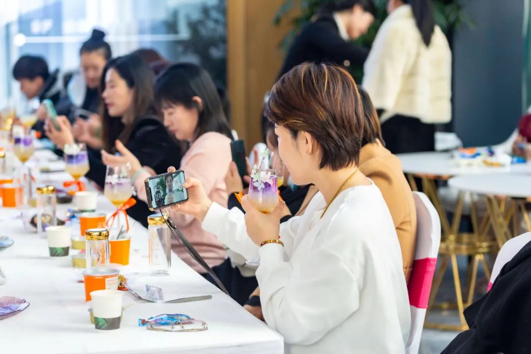 与来宾共赴美好的2022以一场健康时尚的燕窝品鉴活动新年伊始,优雅