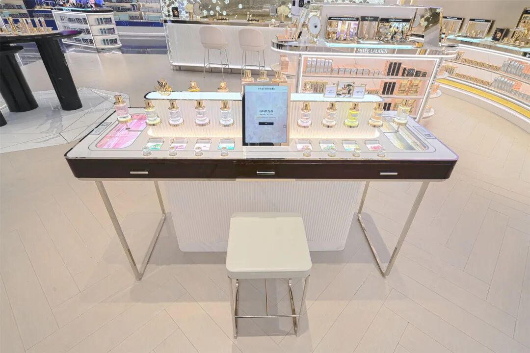 雅诗兰黛旅游零售新地标亮相 白金黑松露精华奢耀上新(图5)