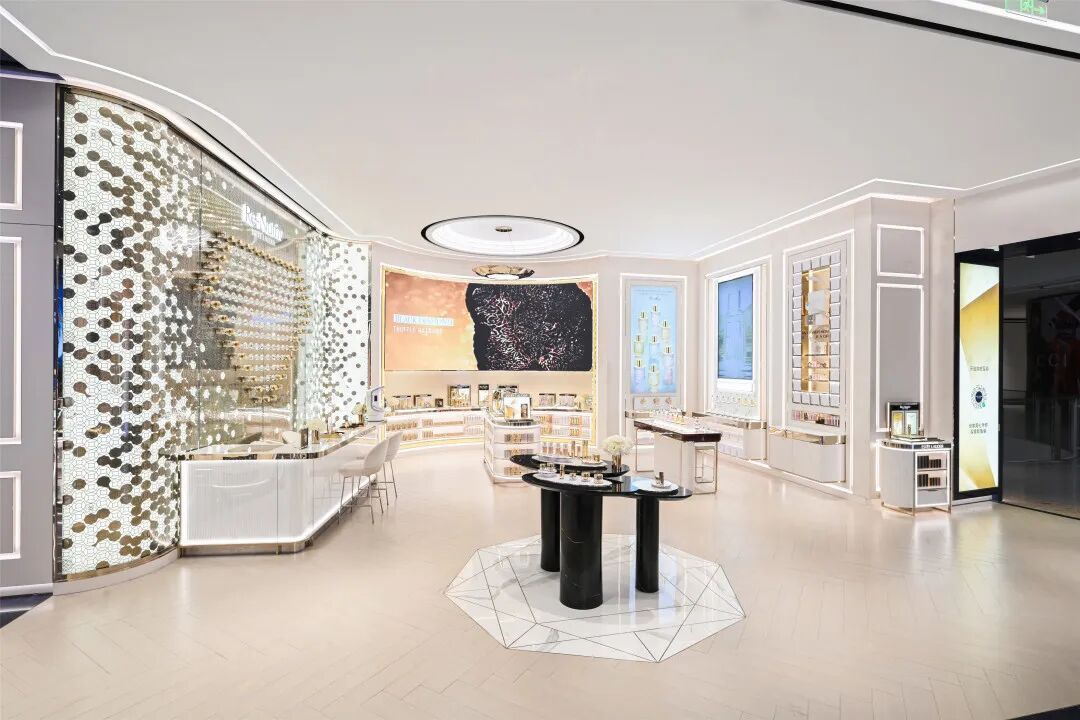 雅诗兰黛旅游零售新地标亮相 白金黑松露精华奢耀上新(图2)