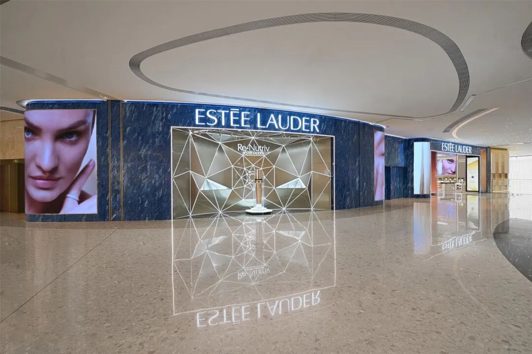 雅诗兰黛旅游零售新地标亮相 白金黑松露精华奢耀上新(图1)