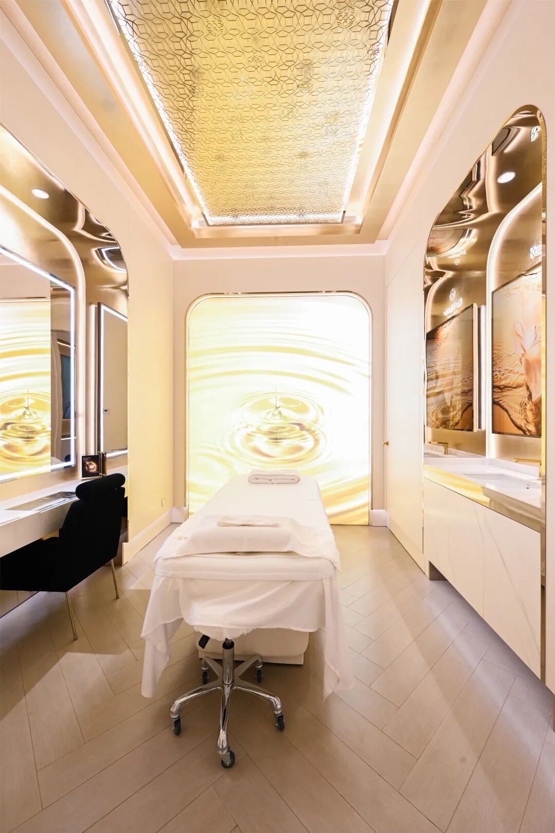 雅诗兰黛旅游零售新地标亮相 白金黑松露精华奢耀上新(图3)