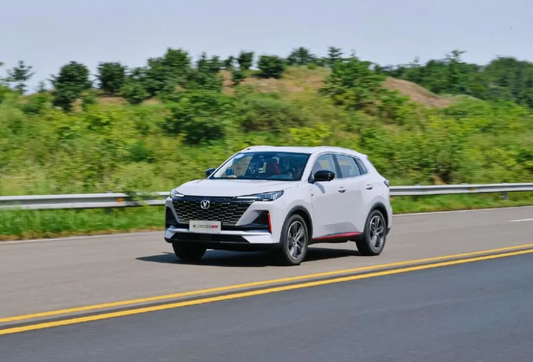 长安第二代CS55PLUS 披“鲸”斩棘的图1