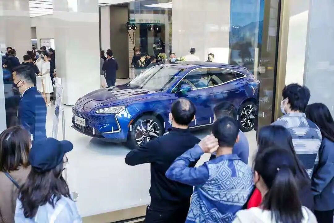 独家：华为卖车“高薪抢人”，下半年将引入赛力斯SF7的图2