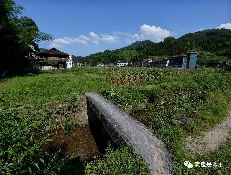 坡的地方,一块巨石竖在路口,石匠就地取材,在巨石上凿刻出九个半码头