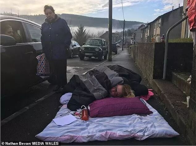 英国救护车有多慢？女子摔倒躺冰冷地面6小时，心脏病发死亡……（组图） - 1