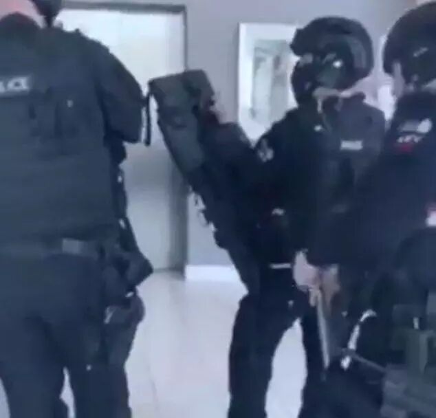 英国男子挎冲锋枪在阳台直播扫射，楼下行人吓得夺命狂奔（组图） - 3