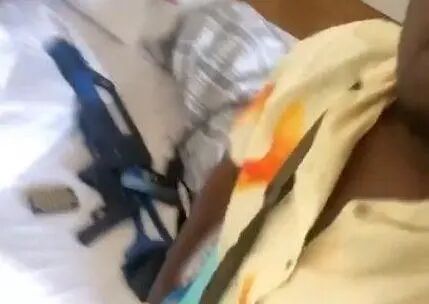 英国男子挎冲锋枪在阳台直播扫射，楼下行人吓得夺命狂奔（组图） - 4