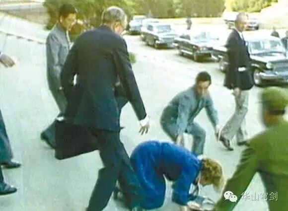 【香港有解放军吗】当年邓小平看完军队接收香港方案，批两个字：“软了！”