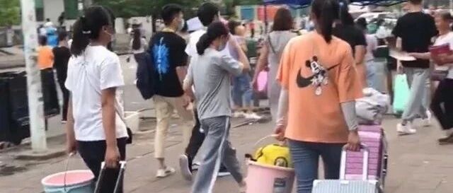 这家台企被曝光后员工连夜跑了！把员工证甩在地上让人弯腰捡？不人道！