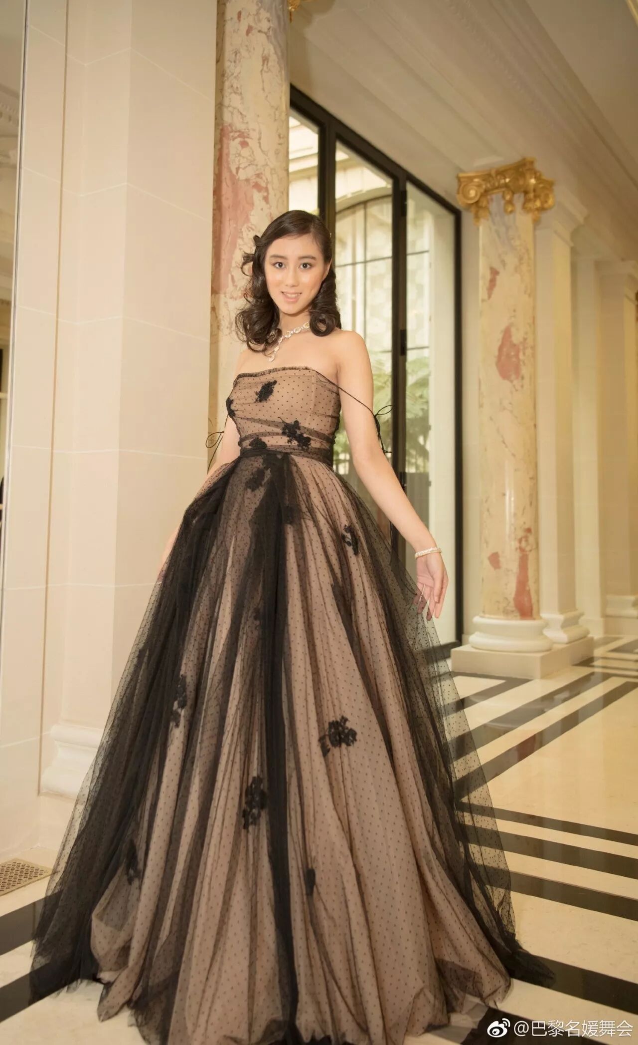 真 白富美 賭王18歲小女兒何超欣成為唯一華人代表參加巴黎名媛舞會 還佔了c位 南都全娛樂 微文庫