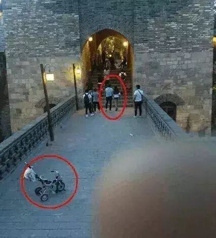 章子怡和汪峰外出游玩, 两人不顾形象当众大吵, 章子怡转身离开!