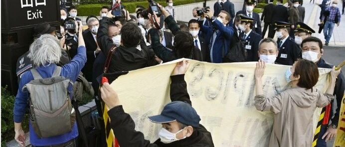 体育产业早餐11.18|曝下赛季中超将实行严格限薪 巴赫访日本遭民众抗议