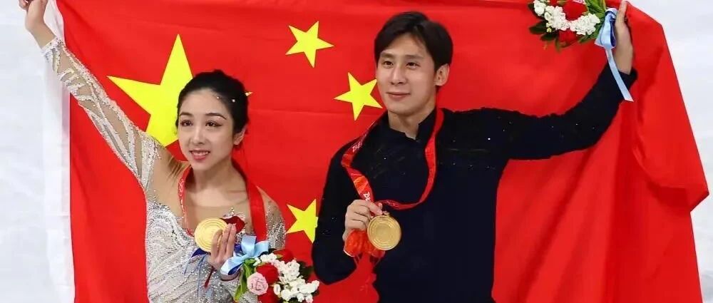 冬奥早餐2.20|“葱桶组合”夺中国第九金 张艺谋剧透闭幕式亮点