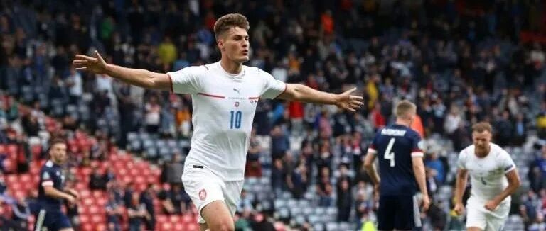 体育产业早餐6.15|欧洲杯最远进球诞生 阿根廷1-1智利赛前致敬马拉多纳