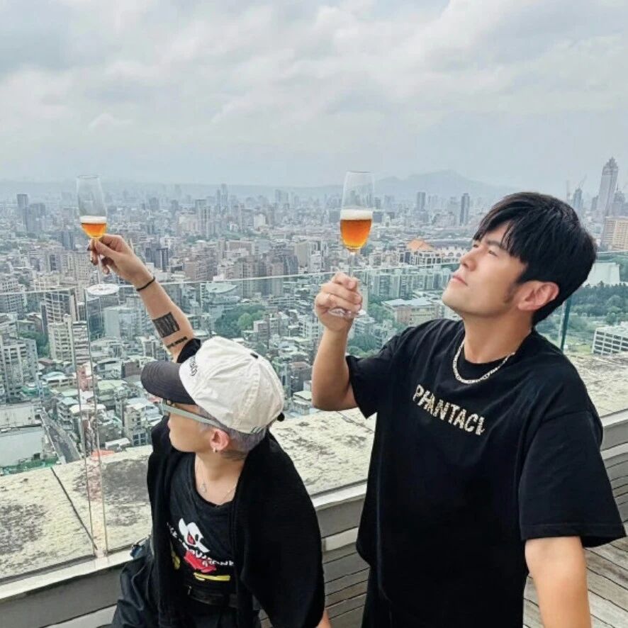 周杰伦晒出与权志龙合照!业内人士透露两人已悄悄密谋合作,阿信评论区催歌