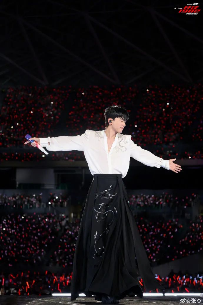 冲上热搜！张杰演唱会上自报“手机号”，连累无辜素人接到大量不明来电