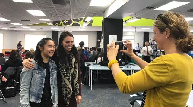 她是青年国会议员、儿童基金会领导，梦想是去联合国工作。。【ACG高级中学优秀毕业生】