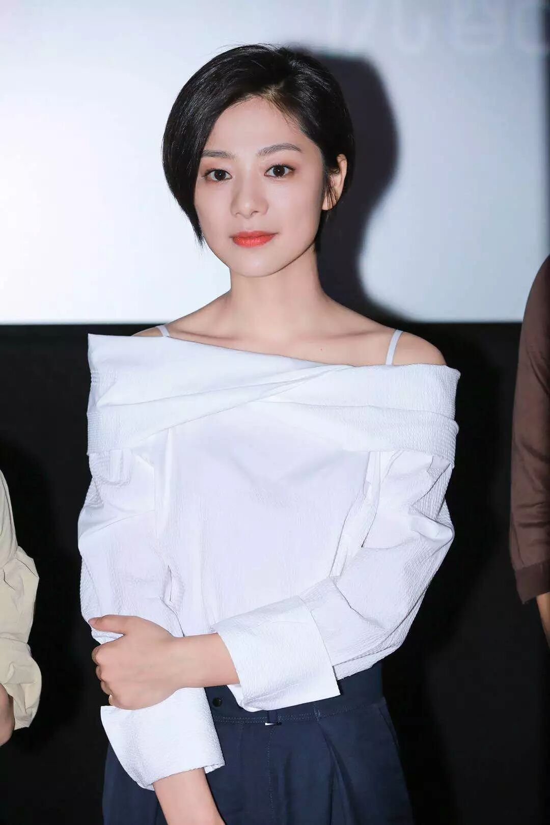 最近剪了短发的王真儿还展现出了很"攻"的一面,这种雌雄同体毫不魏屯