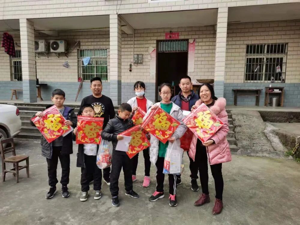 华蓥市▲代市镇唐桥村童伴之家,童伴妈妈对童伴之家的留守儿童进行
