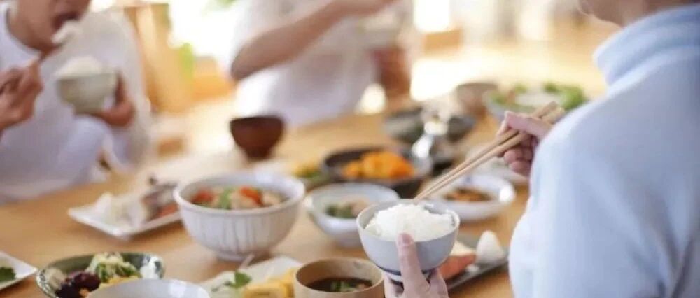 1人感染，全家都要治！张文宏曾提醒：家里这样吃饭，看到的全是病菌！