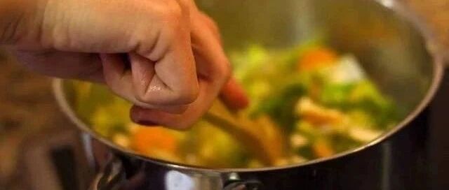 1碗隔夜菜引发的肾衰！这8种隔夜菜超危险，别吃！