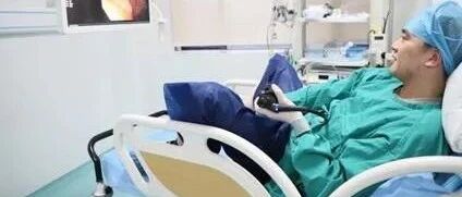 狠人！这位医生自己给自己做胃肠镜......