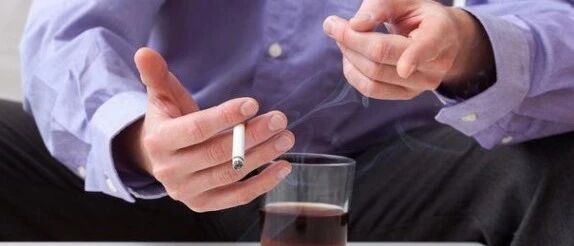 29岁小伙子中风！小心这10个征兆，千万别等半身不遂才看到！这为所有年轻人敲响警钟