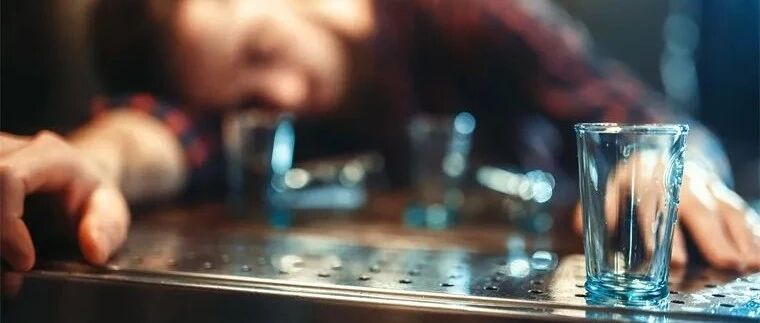 这一酒鬼很奇葩！没想到40岁男子的肠胃会自动酿酒......