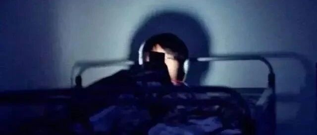 31岁男子熬夜打游戏，隔天突然失明！