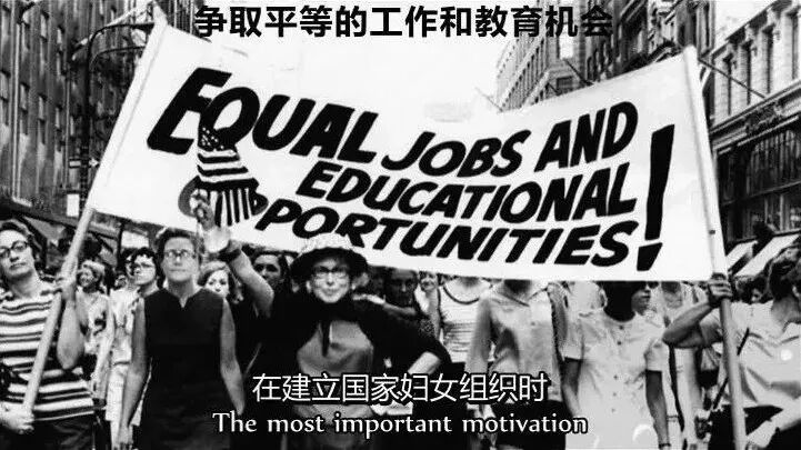 穿挤奶小吊带粉发还化妆她肯定是坏女人