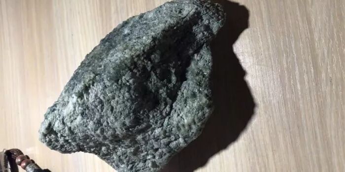 夜市花13万拿下的翡翠原石，切开后商家欲哭无泪，想高价回收！