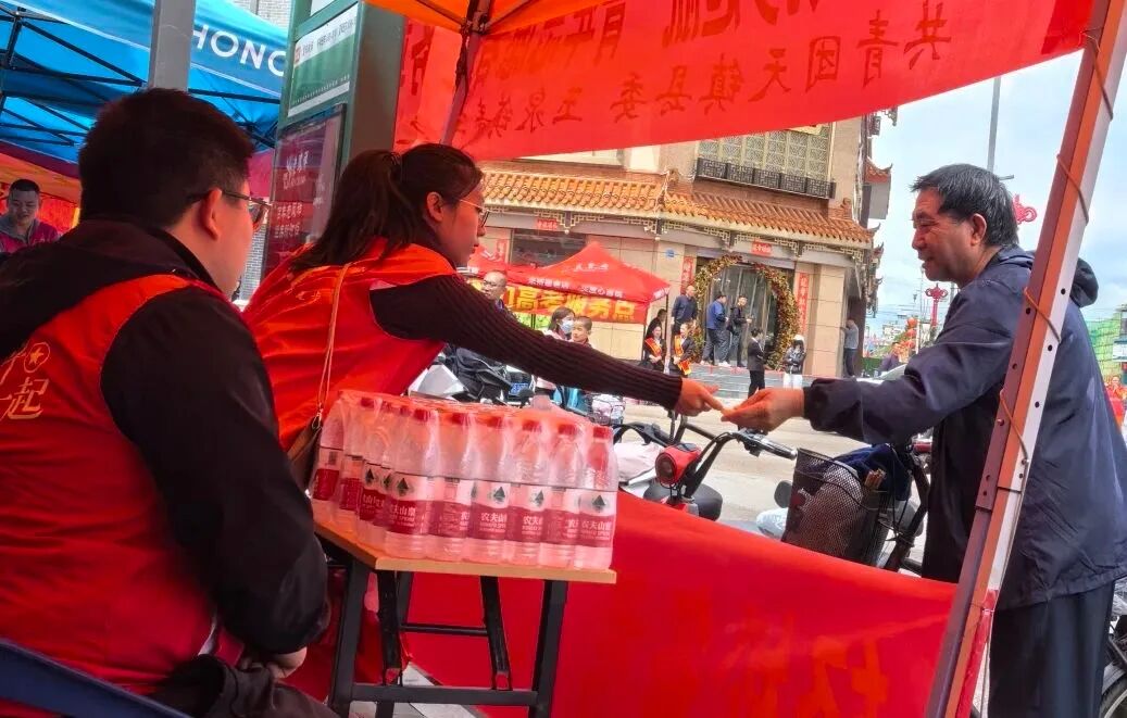 共青团天镇县委携手玉泉镇青年之家开展"爱心护考 筑梦启航"志愿服务