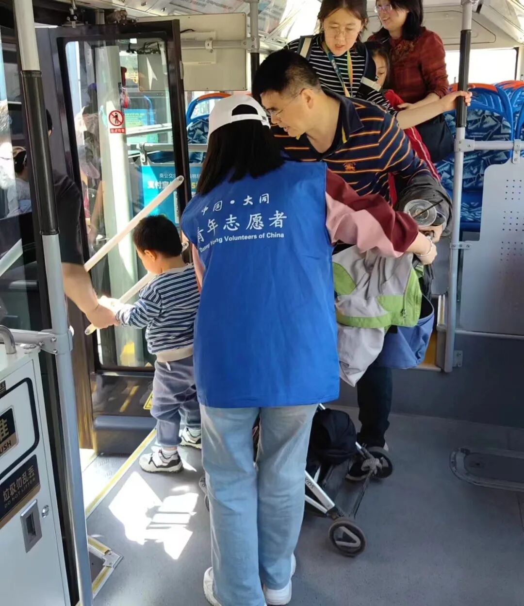 青春在志愿服务中闪闪发光