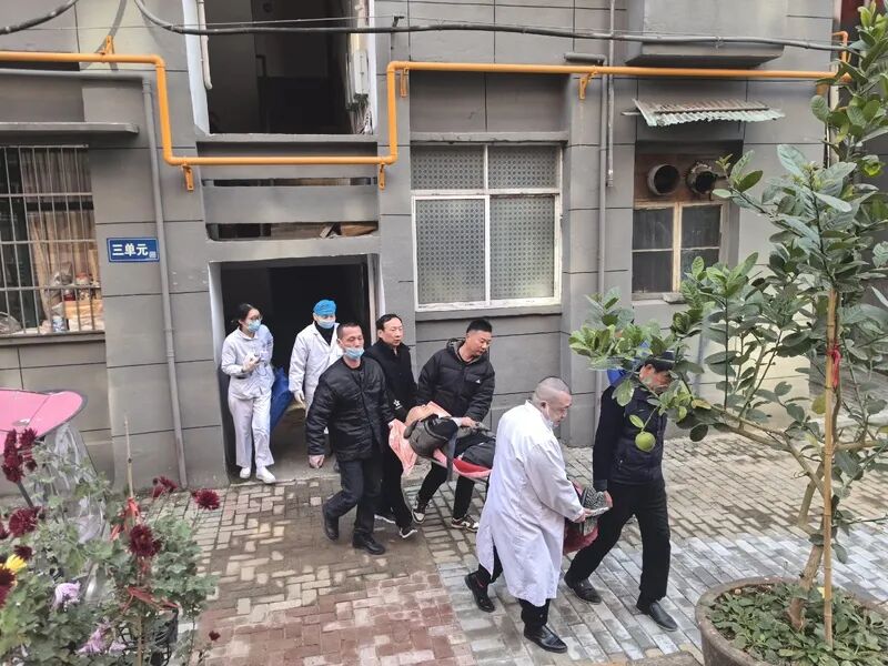 楼梯担架单位是什么73岁老人6楼昏迷，众人抬担架冲刺生命通道-上海聚慕医疗器械有限公司