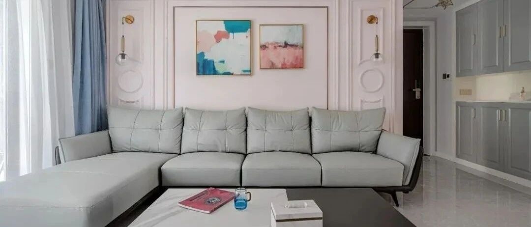 126平轻奢三居室，客厅背景墙、吊顶，用金属线条勾勒，上档次！